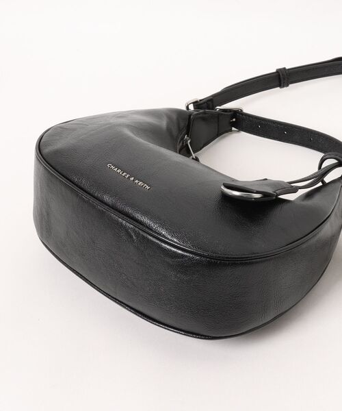 CHARLES & KEITH(チャールズ & キース)の「Vega ベガ ホーボーバッグ(ショルダーバッグ・レディース・スミクロ・S)」の7枚目の写真
