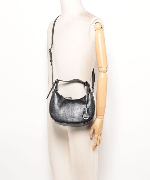 CHARLES & KEITH(チャールズ & キース)の「Vega ベガ ホーボーバッグ(ショルダーバッグ・レディース・スミクロ・S)」の8枚目の写真