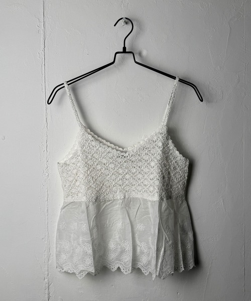 MAISON SELECT(メゾンセレクト)の「7E7 フラワー編みニット切替 レース刺繍キャミソールビスチェ(キャミソール・レディース・ホワイト/ベージュ・FREE)」の10枚目の写真