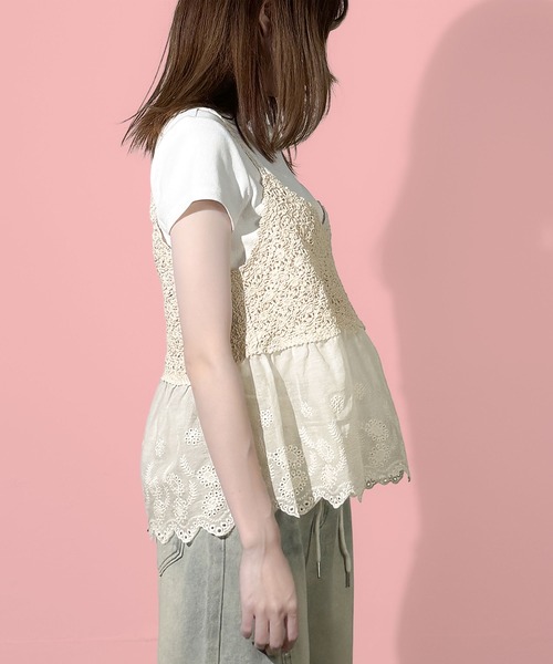MAISON SELECT(メゾンセレクト)の「7E7 フラワー編みニット切替 レース刺繍キャミソールビスチェ(キャミソール・レディース・ホワイト/ベージュ・FREE)」の5枚目の写真