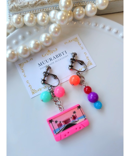 tone（トーン）の「【MUURABBTI】カセットテープのカラフルレトロイヤリング(MA)（イヤリング・レディース・ピンク系その他/グリーン系その他・FREE）」の2枚目の写真