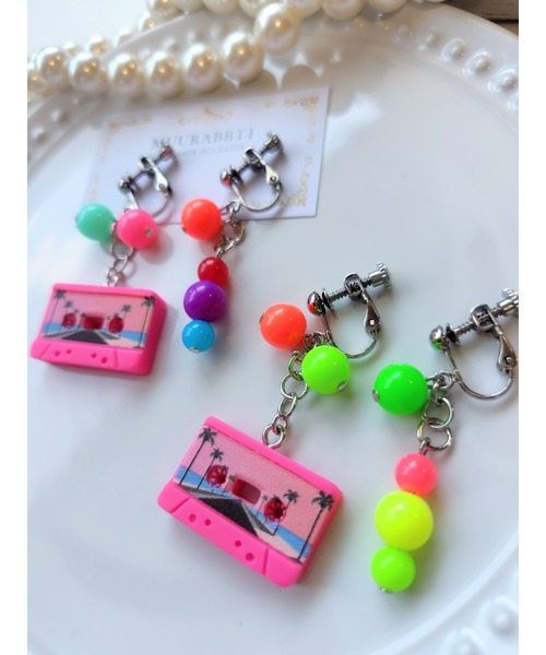 tone（トーン）の「【MUURABBTI】カセットテープのカラフルレトロイヤリング(MA)（イヤリング・レディース・ピンク系その他/グリーン系その他・FREE）」の4枚目の写真