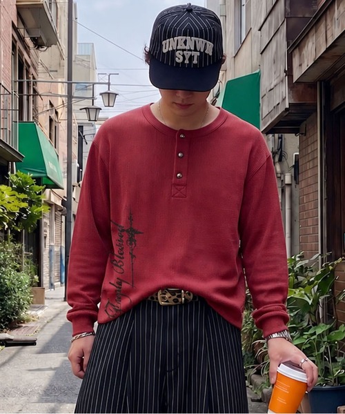 SPINNS(スピンズ)の「短丈ワッフルヘンリーネック長袖Tシャツ/サーマル/ダークアートバックプリント(Tシャツ/カットソー・メンズ・アイボリー/ワイン/ブラック系その他/カモフラージュ・ONESIZE)」の3枚目の写真