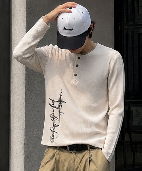 SPINNS(スピンズ)の「短丈ワッフルヘンリーネック長袖Tシャツ/サーマル/ダークアートバックプリント(Tシャツ/カットソー・メンズ・アイボリー/ワイン/ブラック系その他/カモフラージュ・ONESIZE)」の1枚目の写真