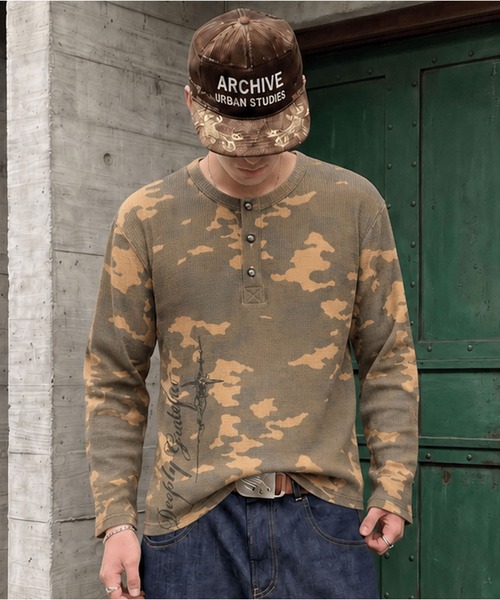 SPINNS(スピンズ)の「短丈ワッフルヘンリーネック長袖Tシャツ/サーマル/ダークアートバックプリント(Tシャツ/カットソー・メンズ・アイボリー/ワイン/ブラック系その他/カモフラージュ・ONESIZE)」の4枚目の写真