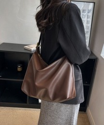 やわらかなフォルムが大人っぽい、大容量ワンショルダーバッグ