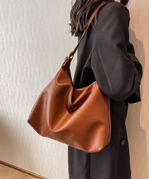 maison de LATIR(メゾンドラティール)の「やわらかなフォルムが大人っぽい、大容量ワンショルダーバッグ(ショルダーバッグ・レディース・クリーム/ダークブラウン/ブラック/ブラウン・FREE)」の1枚目の写真
