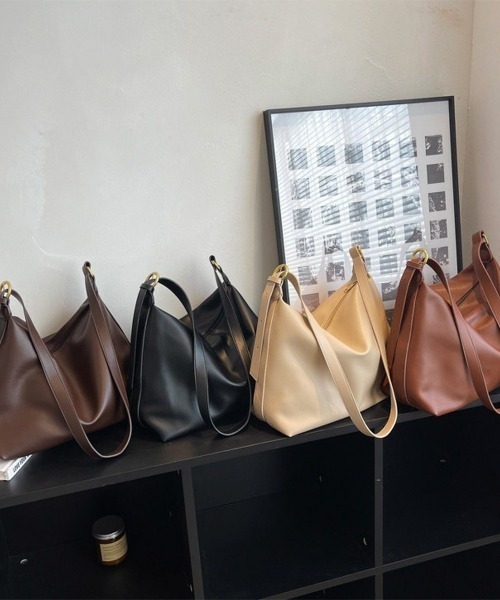 maison de LATIR(メゾンドラティール)の「やわらかなフォルムが大人っぽい、大容量ワンショルダーバッグ(ショルダーバッグ・レディース・クリーム/ダークブラウン/ブラック/ブラウン・FREE)」の18枚目の写真