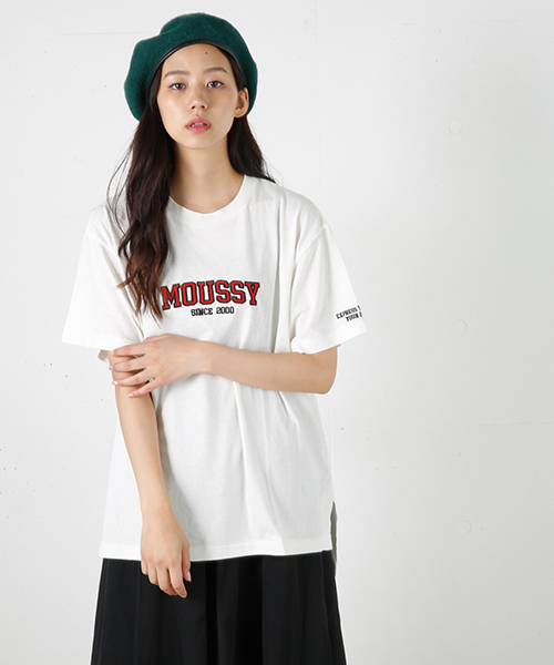 MOUSSY(マウジー)の「OLD SCHOOL MOUSSY TSJ(Tシャツ/カットソー・レディース・ホワイト/ボルドー/ブラック/ネイビー・FREE)」の1枚目の写真