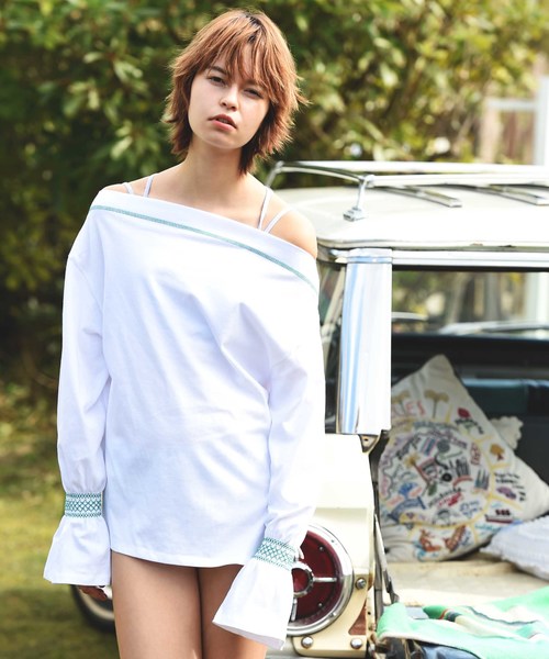 SUNBABIES(サンベイビーズ)の「スモッグ刺繍オフショルカットソー(Tシャツ/カットソー・レディース・イエロー/ホワイト・M)」の1枚目の写真