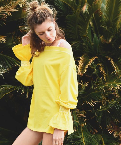 SUNBABIES(サンベイビーズ)の「スモッグ刺繍オフショルカットソー(Tシャツ/カットソー・レディース・イエロー/ホワイト・M)」の7枚目の写真