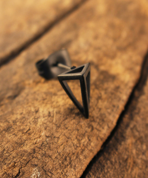 Vaya Con Dios（ヴァヤコンディオス）の「【VayaConDios/ヴァヤコンディオス】ステンレス製立体トライアングルピアス[片耳用]（ピアス（片耳用）・メンズ・ブラック/シルバー/ゴールド・FREE）」の2枚目の写真