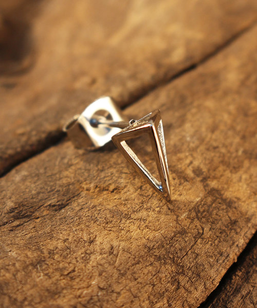 Vaya Con Dios（ヴァヤコンディオス）の「【VayaConDios/ヴァヤコンディオス】ステンレス製立体トライアングルピアス[片耳用]（ピアス（片耳用）・メンズ・ブラック/シルバー/ゴールド・FREE）」の7枚目の写真