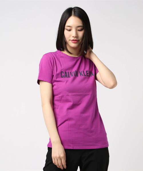 Calvin Klein(カルバン・クライン)の「ロゴ ショートスリーブ T シャツ(Tシャツ/カットソー・レディース・ホワイト/ブラック/コバルトブルー/パープル・S/M/L/XS)」の4枚目の写真