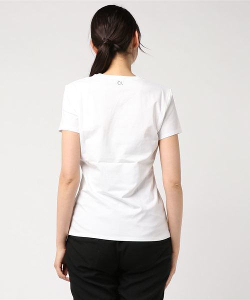 Calvin Klein(カルバン・クライン)の「ロゴ ショートスリーブ T シャツ(Tシャツ/カットソー・レディース・ホワイト/ブラック/コバルトブルー/パープル・S/M/L/XS)」の6枚目の写真