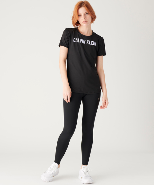 Calvin Klein(カルバン・クライン)の「ロゴ ショートスリーブ T シャツ(Tシャツ/カットソー・レディース・ホワイト/ブラック/コバルトブルー/パープル・S/M/L/XS)」の9枚目の写真
