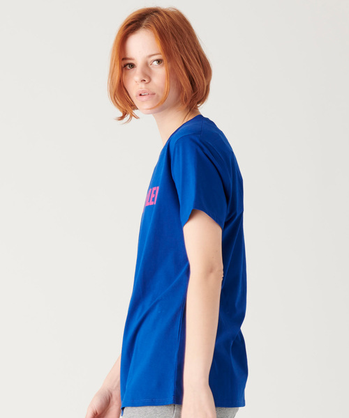 Calvin Klein(カルバン・クライン)の「ロゴ ショートスリーブ T シャツ(Tシャツ/カットソー・レディース・ホワイト/ブラック/コバルトブルー/パープル・S/M/L/XS)」の14枚目の写真