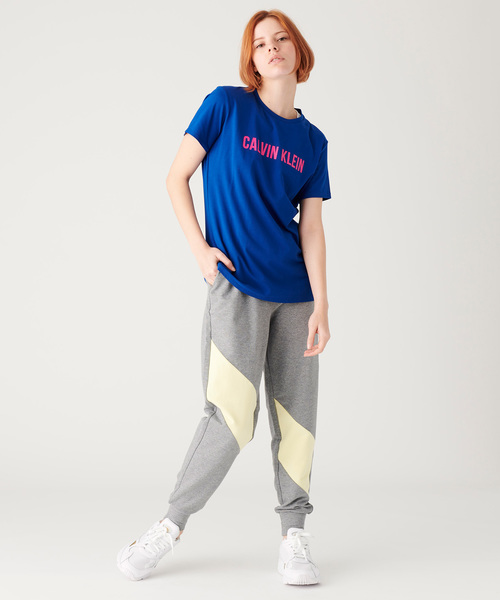 Calvin Klein(カルバン・クライン)の「ロゴ ショートスリーブ T シャツ(Tシャツ/カットソー・レディース・ホワイト/ブラック/コバルトブルー/パープル・S/M/L/XS)」の10枚目の写真