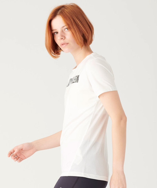 Calvin Klein(カルバン・クライン)の「ロゴ ショートスリーブ T シャツ(Tシャツ/カットソー・レディース・ホワイト/ブラック/コバルトブルー/パープル・S/M/L/XS)」の15枚目の写真