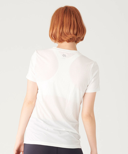 Calvin Klein(カルバン・クライン)の「ロゴ ショートスリーブ T シャツ(Tシャツ/カットソー・レディース・ホワイト/ブラック/コバルトブルー/パープル・S/M/L/XS)」の13枚目の写真