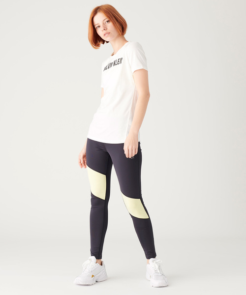 Calvin Klein(カルバン・クライン)の「ロゴ ショートスリーブ T シャツ(Tシャツ/カットソー・レディース・ホワイト/ブラック/コバルトブルー/パープル・S/M/L/XS)」の11枚目の写真
