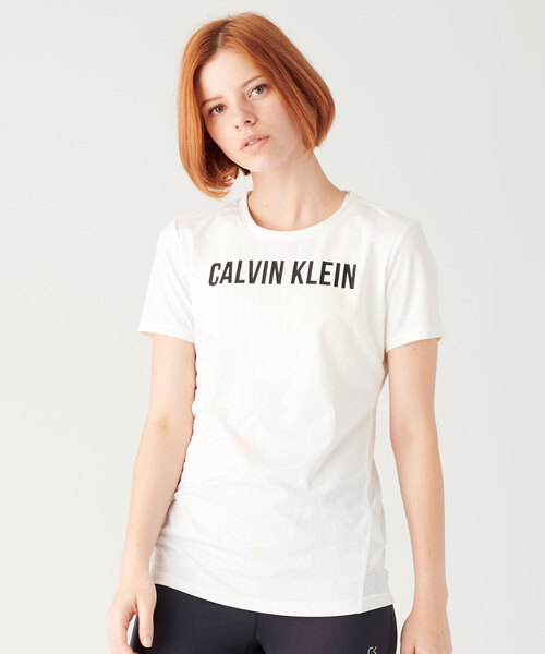 Calvin Klein(カルバン・クライン)の「ロゴ ショートスリーブ T シャツ(Tシャツ/カットソー・レディース・ホワイト/ブラック/コバルトブルー/パープル・S/M/L/XS)」の17枚目の写真