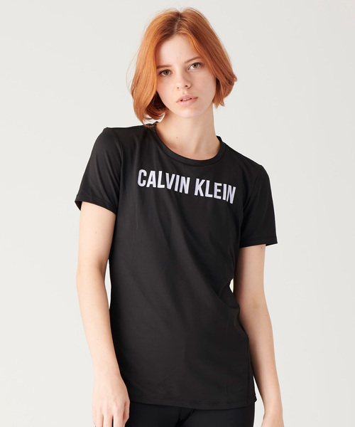 Calvin Klein(カルバン・クライン)の「ロゴ ショートスリーブ T シャツ(Tシャツ/カットソー・レディース・ホワイト/ブラック/コバルトブルー/パープル・S/M/L/XS)」の16枚目の写真