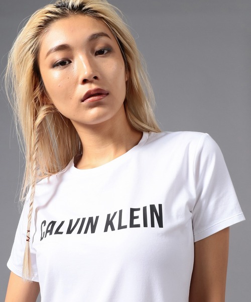 Calvin Klein(カルバン・クライン)の「ロゴ ショートスリーブ T シャツ(Tシャツ/カットソー・レディース・ホワイト/ブラック/コバルトブルー/パープル・S/M/L/XS)」の20枚目の写真