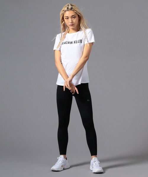 Calvin Klein(カルバン・クライン)の「ロゴ ショートスリーブ T シャツ(Tシャツ/カットソー・レディース・ホワイト/ブラック/コバルトブルー/パープル・S/M/L/XS)」の19枚目の写真