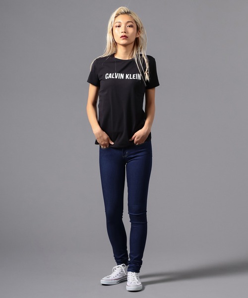 Calvin Klein(カルバン・クライン)の「ロゴ ショートスリーブ T シャツ(Tシャツ/カットソー・レディース・ホワイト/ブラック/コバルトブルー/パープル・S/M/L/XS)」の18枚目の写真