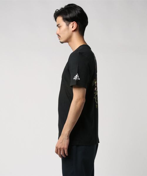 adidas(アディダス)の「adidas/アディダス 日本限定スカジャン風 Tシャツ(Tシャツ/カットソー・メンズ・ブラック・S/M/L/XL)」の2枚目の写真