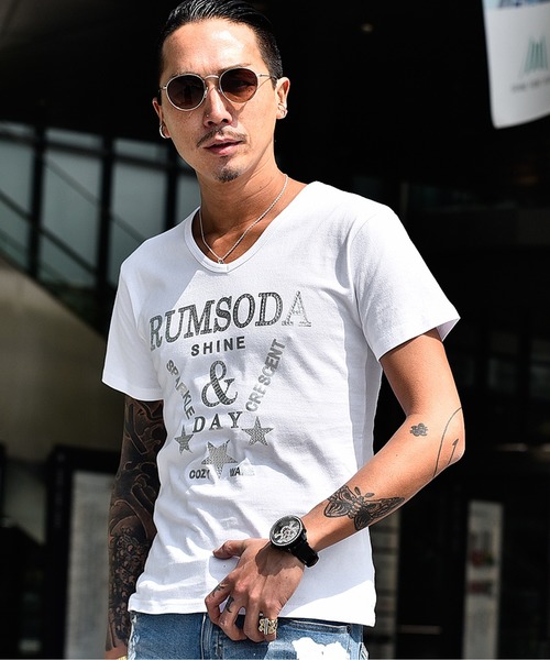 JOKER(ジョーカー)の「ラインストーン半袖Tシャツ/カットソー 箔プリント Vネック(Tシャツ/カットソー・メンズ・ブラック×シルバー/ブラック×ゴールド/ホワイト×シルバー/ホワイト×ゴールド・M/L/XL)」の2枚目の写真