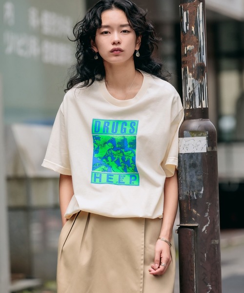 PLEASURES(プレジャー)の「PLEASURES/プレジャーズ DRUGS HELP T-SHIRT 半袖Tシャツ(Tシャツ/カットソー・メンズ・ブラック/ブルー/クリーム・M/L/XL)」の2枚目の写真