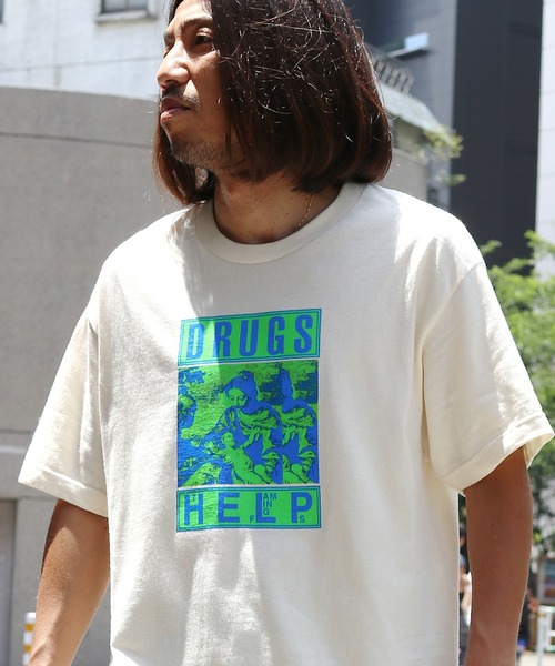 PLEASURES(プレジャー)の「PLEASURES/プレジャーズ DRUGS HELP T-SHIRT 半袖Tシャツ(Tシャツ/カットソー・メンズ・ブラック/ブルー/クリーム・M/L/XL)」の9枚目の写真