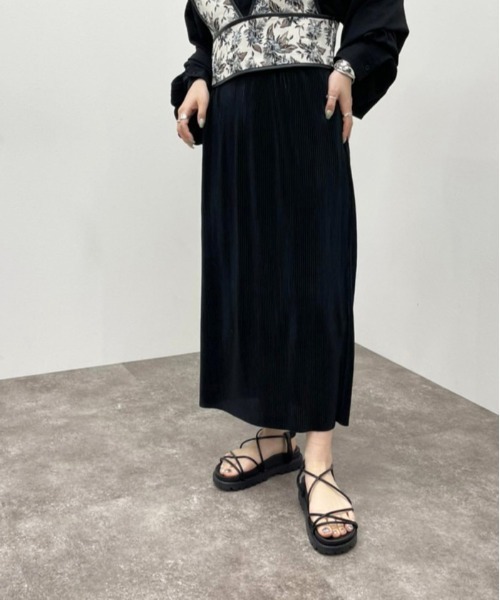 apres jour mignon（アプレジュールミニョン）の「プリーツナロースカート【ZOZOTOWN限定アイテム】（スカート・レディース・ダークブラウン/ブラック/グリーン・X-LARGE/フリー）」の2枚目の写真