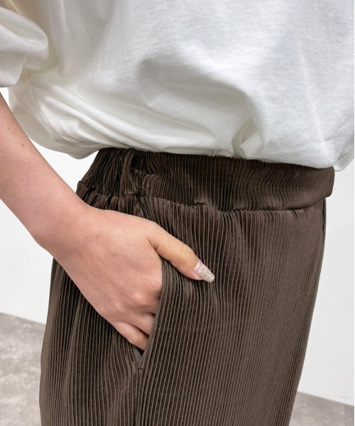 apres jour mignon（アプレジュールミニョン）の「プリーツナロースカート【ZOZOTOWN限定アイテム】（スカート・レディース・ダークブラウン/ブラック/グリーン・X-LARGE/フリー）」の10枚目の写真