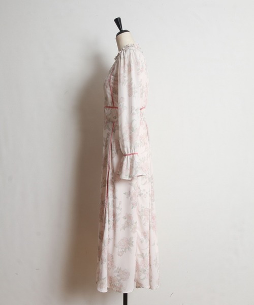 tocco closet(トッコ クローゼット)の「配色ライン入りシャーリングプチフリルネックキャンディースリーブフラワープリントワンピース(ワンピース・レディース・ピンク/イエロー・M)」の4枚目の写真