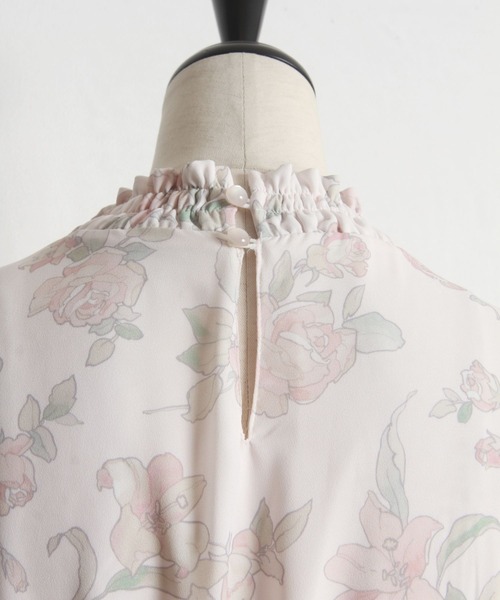 tocco closet(トッコ クローゼット)の「配色ライン入りシャーリングプチフリルネックキャンディースリーブフラワープリントワンピース(ワンピース・レディース・ピンク/イエロー・M)」の7枚目の写真