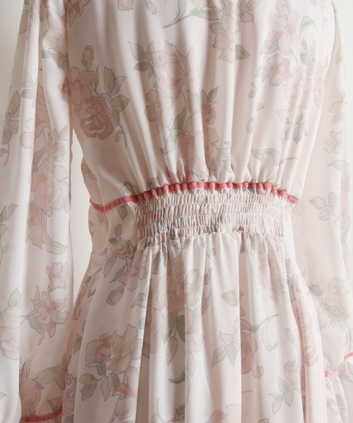tocco closet(トッコ クローゼット)の「配色ライン入りシャーリングプチフリルネックキャンディースリーブフラワープリントワンピース(ワンピース・レディース・ピンク/イエロー・M)」の9枚目の写真