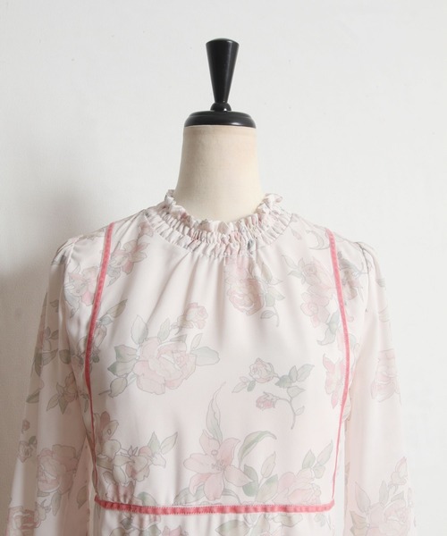 tocco closet(トッコ クローゼット)の「配色ライン入りシャーリングプチフリルネックキャンディースリーブフラワープリントワンピース(ワンピース・レディース・ピンク/イエロー・M)」の20枚目の写真