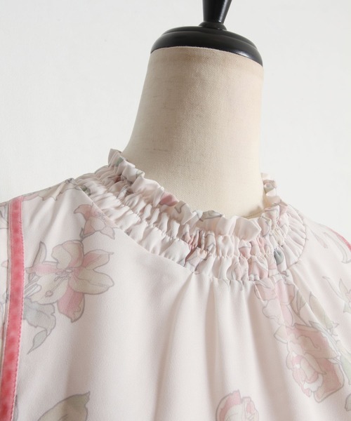 tocco closet(トッコ クローゼット)の「配色ライン入りシャーリングプチフリルネックキャンディースリーブフラワープリントワンピース(ワンピース・レディース・ピンク/イエロー・M)」の11枚目の写真