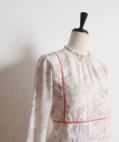 tocco closet(トッコ クローゼット)の「配色ライン入りシャーリングプチフリルネックキャンディースリーブフラワープリントワンピース(ワンピース・レディース・ピンク/イエロー・M)」の15枚目の写真