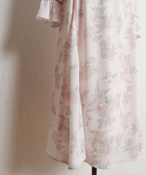 tocco closet(トッコ クローゼット)の「配色ライン入りシャーリングプチフリルネックキャンディースリーブフラワープリントワンピース(ワンピース・レディース・ピンク/イエロー・M)」の5枚目の写真
