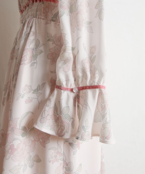 tocco closet(トッコ クローゼット)の「配色ライン入りシャーリングプチフリルネックキャンディースリーブフラワープリントワンピース(ワンピース・レディース・ピンク/イエロー・M)」の18枚目の写真