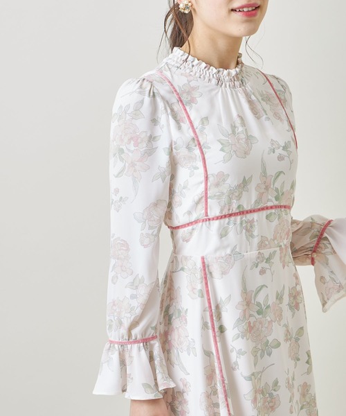 tocco closet(トッコ クローゼット)の「配色ライン入りシャーリングプチフリルネックキャンディースリーブフラワープリントワンピース(ワンピース・レディース・ピンク/イエロー・M)」の10枚目の写真