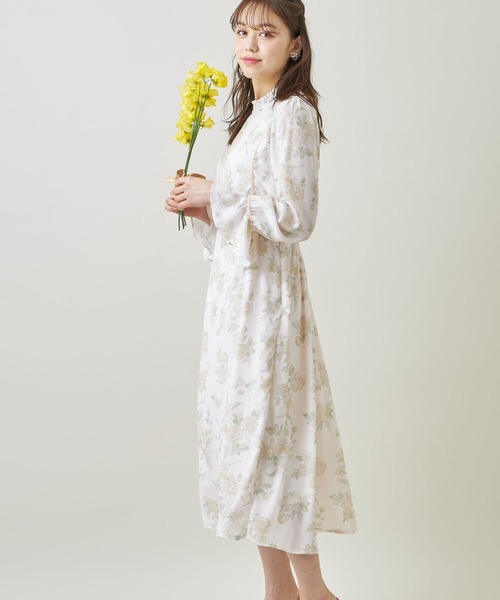 tocco closet(トッコ クローゼット)の「配色ライン入りシャーリングプチフリルネックキャンディースリーブフラワープリントワンピース(ワンピース・レディース・ピンク/イエロー・M)」の3枚目の写真
