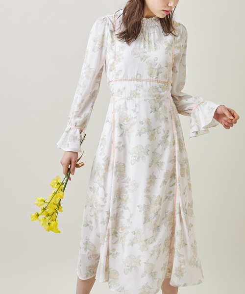 tocco closet(トッコ クローゼット)の「配色ライン入りシャーリングプチフリルネックキャンディースリーブフラワープリントワンピース(ワンピース・レディース・ピンク/イエロー・M)」の16枚目の写真