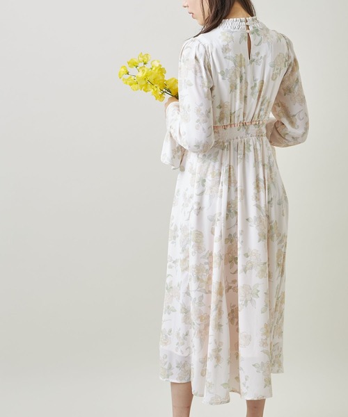 tocco closet(トッコ クローゼット)の「配色ライン入りシャーリングプチフリルネックキャンディースリーブフラワープリントワンピース(ワンピース・レディース・ピンク/イエロー・M)」の6枚目の写真