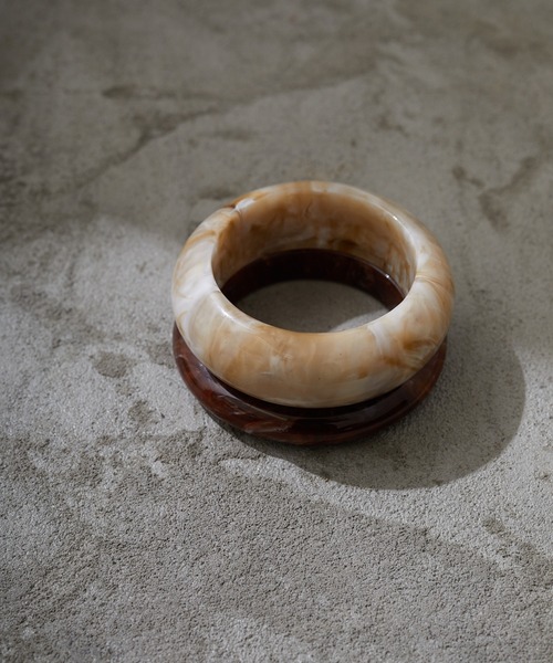 Birthday room（バースデイルーム）の「大理石風ボリュームセットバングル（バングル/リストバンド・レディース・ブラック/ブラウン/アイボリー・FREE）」の4枚目の写真