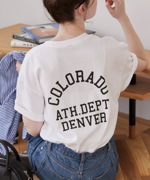 ANGIE(アンジー)の「GILDAN カレッジロゴ オーバーサイズ プリント Tシャツ(半袖)(Tシャツ/カットソー・レディース・ホワイト/アイボリー/スミクロ/ライトベージュ/ケリーグリーン/ダークグリーン系1/ブラック系1/ネイビー系1/ネイビー/ピンク系1/ホワイト×レッド/ホワイト系1/ブラック/ホワイト系2/ベージュ系2/ネイビー系2/ホワイト系3/ナチュラル/ワイン系1/ホワイト×パープル/パープル/イエロー系4/ライトグレー系4/ホワイト系4/ホワイト×ブラック/グレー系4/ブラック系7/ネイビー系7/ブラック系2/チャコールグレー/ホワイト系7/ライトグレー系7/ベージュ系7/ホワイト系8/ブラック系8/ベージュ系8/レッド系8/ネイビー系8/ホワイト系5/ブラウン系2/ブラウン・MEDIUM/LARGE/X-LARGE/SMALL)」の12枚目の写真